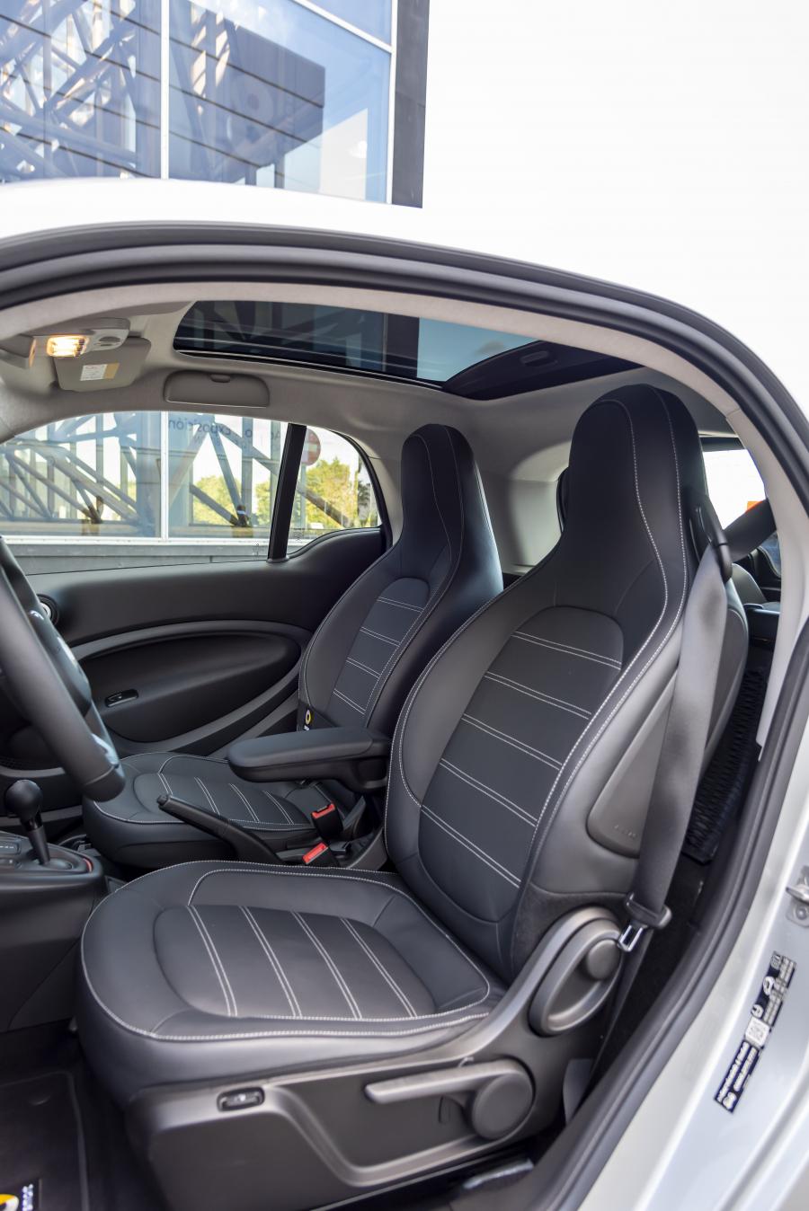 Интерьер Smart EQ ForTwo Prime Coupe (C453) 2020 года  (WW) (фото 8 из 28)